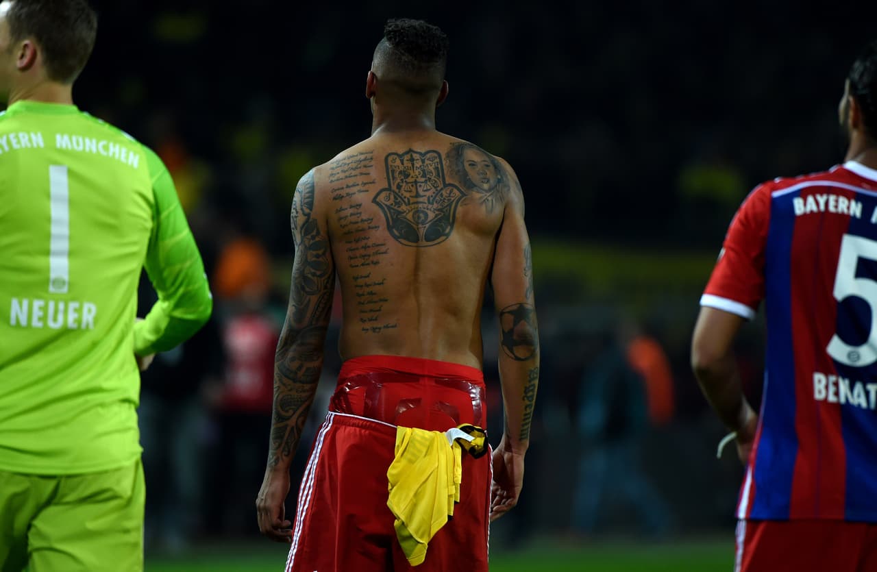 Entre los tatuajes del defensa Jerome Boateng está un tributo a Ghana y los 29 nombres de los miembros de su familia, incluido Kevin Prince, su medio hermano.