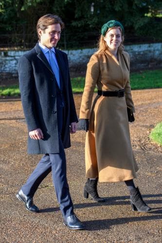 El primer hijo de la pareja nacerá en otoño, según anunció el Palacio de Buckingham. El bebé tendrá un título de la realeza italiana y no ostentará ninguno por parte de la corona británica ya que una ley que data de 1917 establece que solo los hijos y nietos del rey o la reina pueden heredar títulos.