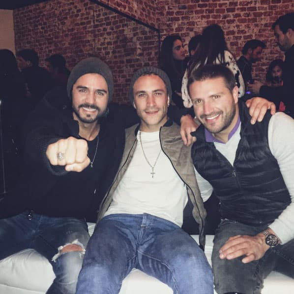 <b><a href="http://www.univision.com/programas/novelas/jose-ron-vuelve-a-protagonizar-escandalo-ahora-lo-acusan-de-haber-agredido-a-su-novia">José Ron</a></b> es uno de ellos, es gran amigo del galán.