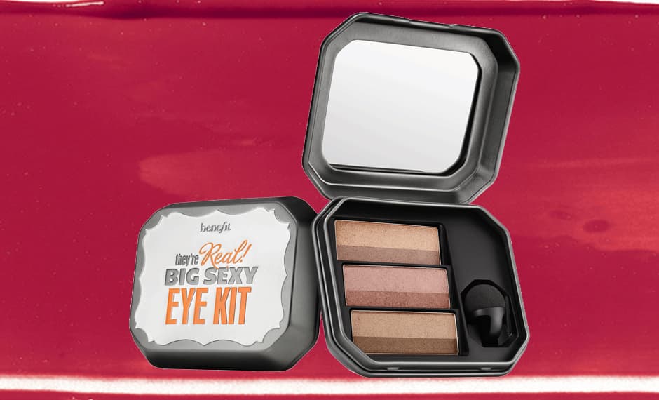 3. BIG SEXY EYE KIT, Benefit, 
<a href="https://www.benefitcosmetics.com/us/en/product/big-sexy-eye-kit">Benefit</a>, $36 dólares | La ventaja de esta paleta es que al aplicarlo sobre distintos tonos de piel comprobamos que le va bien a todos, desde los más obscuros hasta los más claros. En cada sombra nude viene el tono claro y obscuro para crear el contraste perfecto, lo cual facilita la aplicación. Además incluye la esponja 
<i>‘ShadowBlender’</i> para que barras suavemente el producto sobre tus párpados.
<br>
<br>