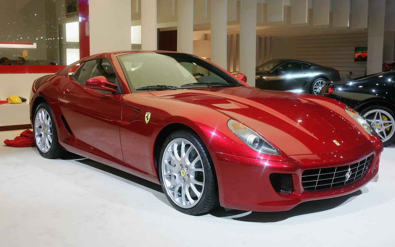 El Ferrari 599 GTB Fiorano está equipado con un potente motor V12 de 6.0 litros, que genera una potencia de 612 caballos de fuerza, y un torque de 448 libras-pie.