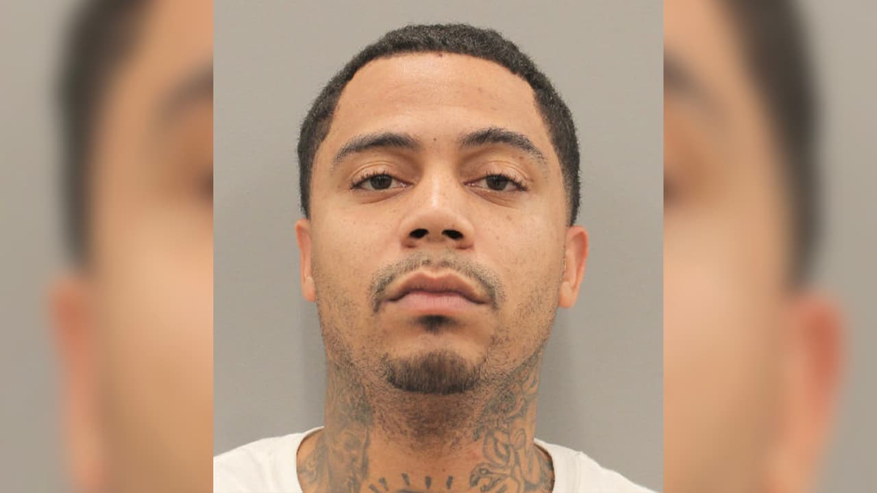 Derek Moreno, de 27 años. Mide 6 pies, pesa 160 libras, tiene ojos cafés y cabello negro. Enfrenta cargos por lesiones a una mujer embarazada. Última ubicación conocida: Houston, Texas. Tiene antecedentes en el condado Harris por 5 delitos graves y 8 menores que incluyen violación, robo de vehículos, drogas, intento de represalia, conducir ebrio, lesiones a un miembro de su familia, robo de arma de fuego, entre otros.