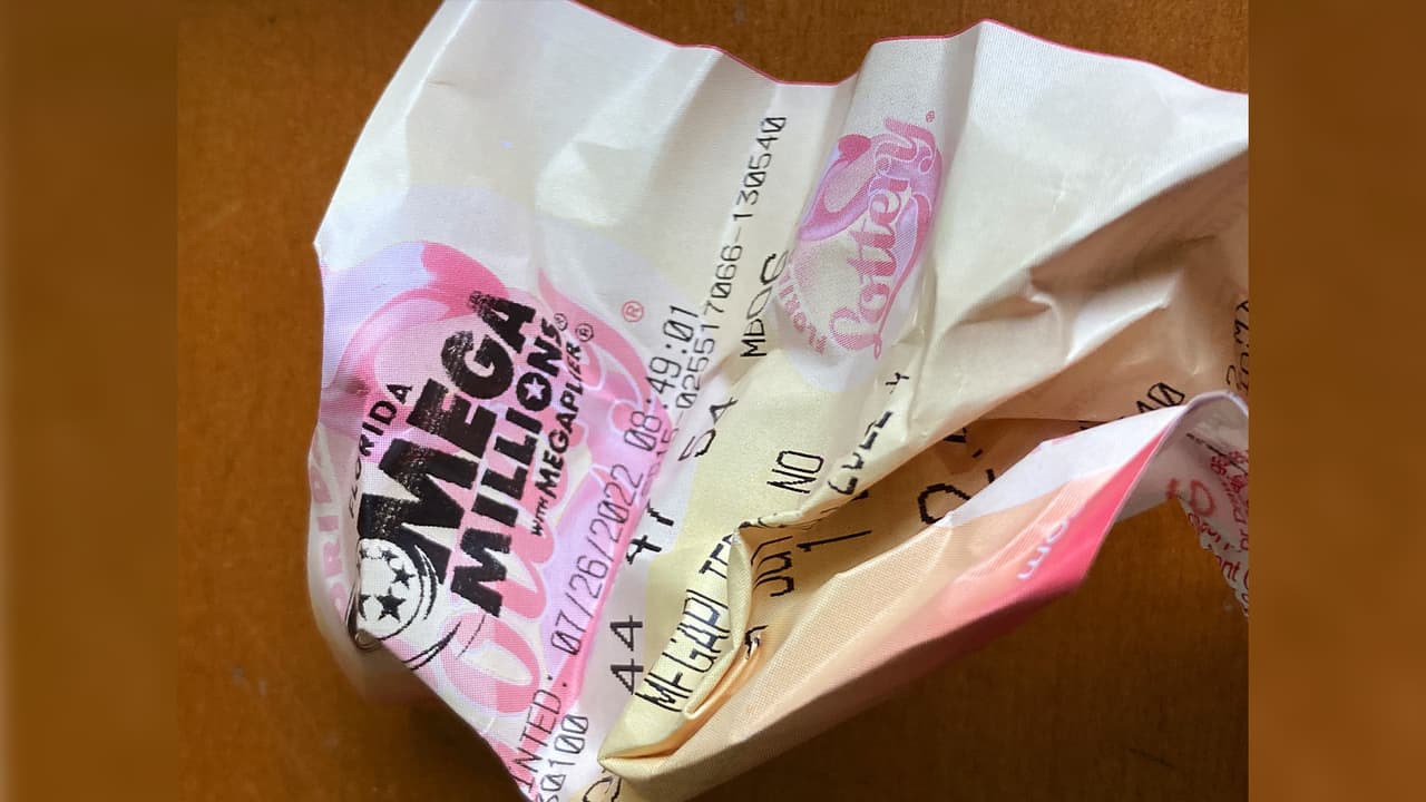 Oficiales de la lotería han llamado a los jugadores a revisar sus boletos y, de ser el ganador, firmarlo por la parte posterior, pues en caso de perderlo el premio podría ser reclamado por quien lo encuentre.