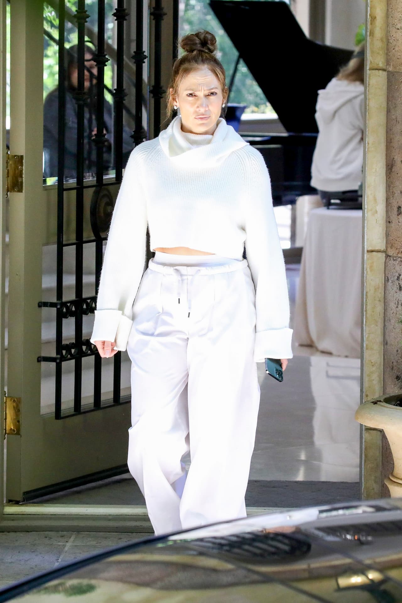 La intérprete de 'On the floor' y el histrión de 'Argo' se deshicieron de algunas de sus propiedades para comprar la casa de sus sueños. La pareja ha visitado algunas mansiones y según un reporte de TMZ del pasado fin de semana
<b> ya echaron ojo a una de 34.5 millones de dólares. </b>
<br>