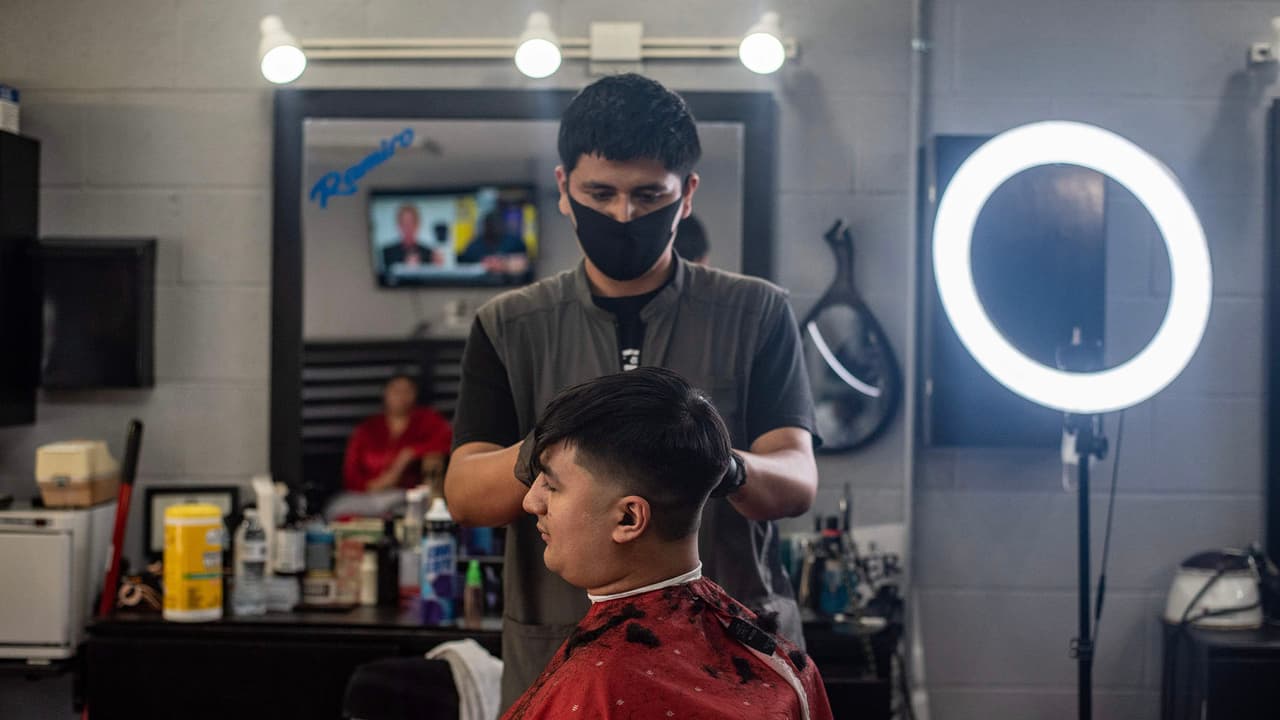 Los clientes que deban esperar dentro del establecimiento tienen que mantener seis pies de distancia.