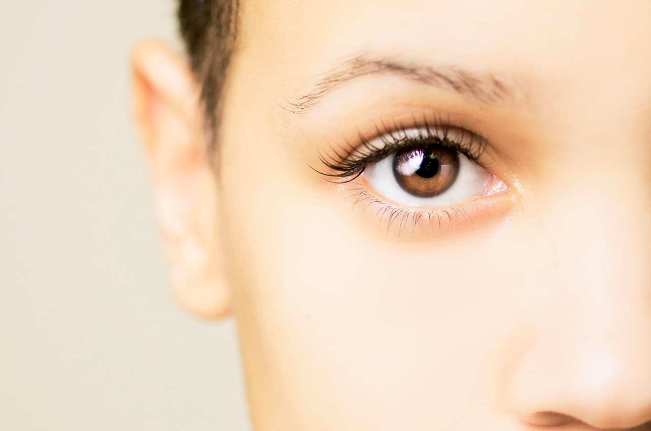 <b>Aries</b>
<br>
<b>Su lenguaje secreto: la mirada</b>
<br>Los ojos arianos lo dicen todo, en ellos puedes leer la ira o el enojo, la vergüenza o el orgullo, pero más que todo el amor. No te guíes por lo que te dice porque a veces Aries se “explota” de forma temperamental y dice algo que podría molestarte o herirte, pero que realmente no siente.