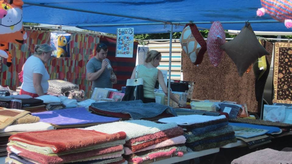 <b><a href="https://www.facebook.com/RicesMarket" target="_blank">Rice's Sale & Country Market </a></b>
<br>
<b>6326 Greenhill Rd, New Hope</b>
<br>Marca tu calendario para los martes y domingos de marzo a diciembre. Ahí es cuando Rice's Sale & Country Market da la bienvenida a los buscadores de tesoros para explorar sus 30 acres de ventas interiores y exteriores.