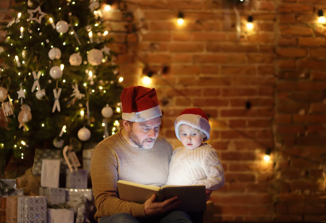 <b>Leer cuentos de navidad.</b> Es un clásico que no puede faltar en todos los hogares donde hay niños, porque es una forma para conocer las leyendas o historias religiosas sobre esta época.
