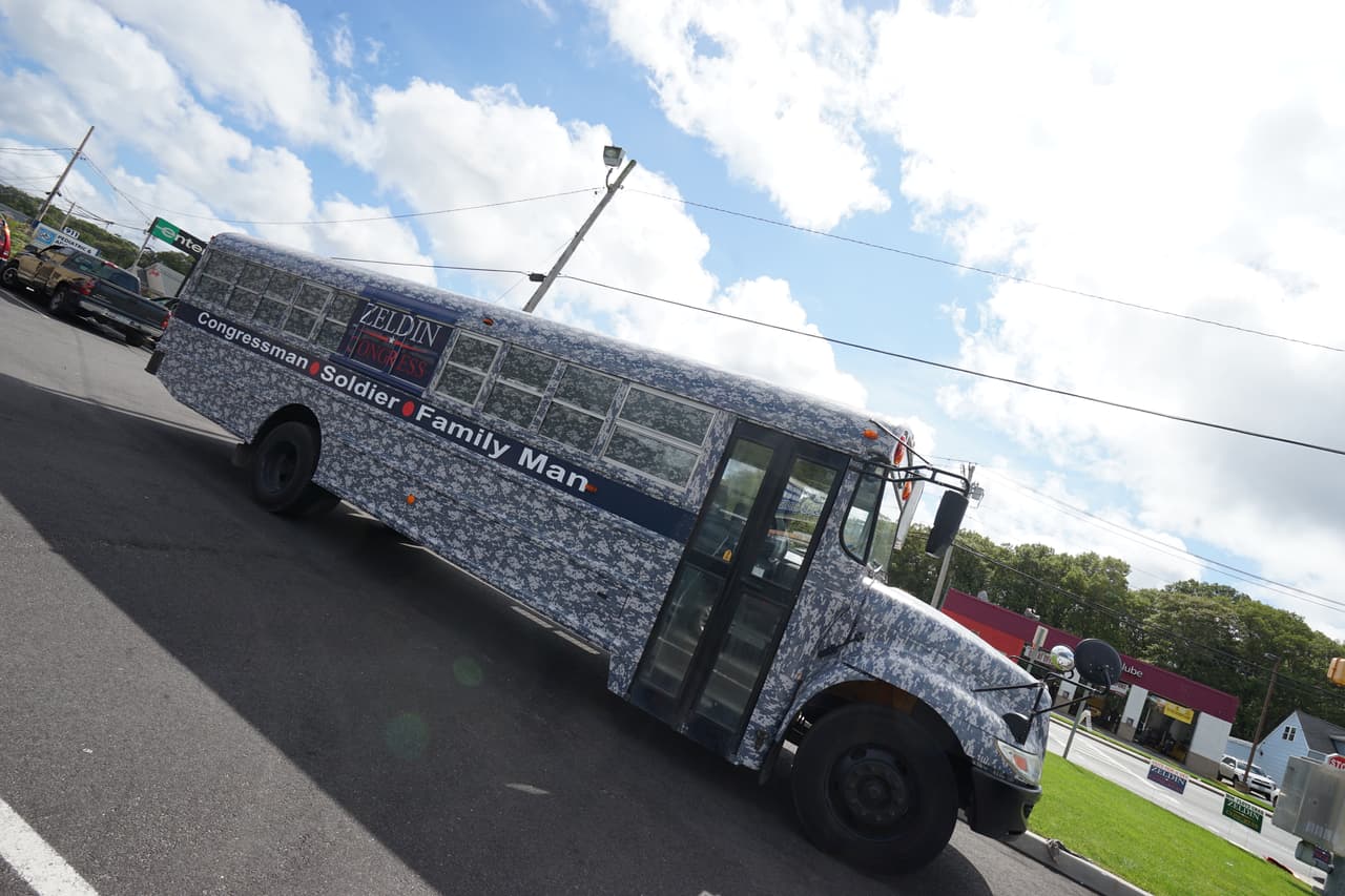 El autobús de campaña de Lee Zeldin en Shirley.