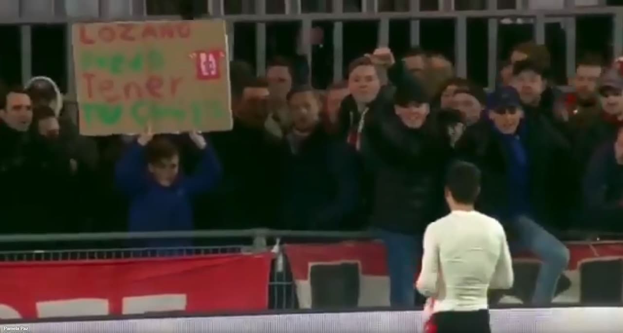 El mexicano acudió a las gradas para atender a un pequeño aficionado.