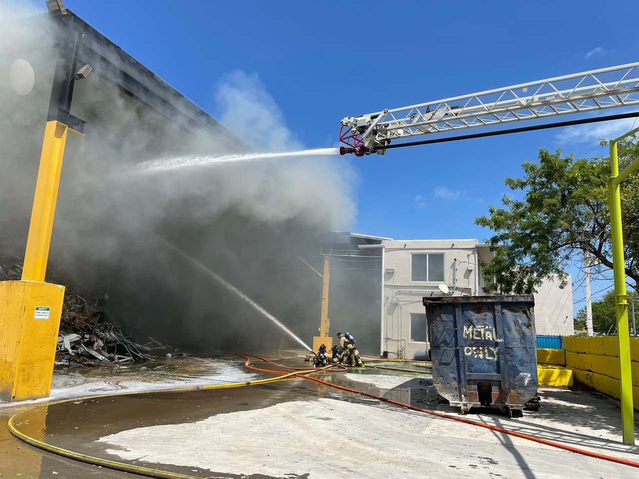 Los bomberos de Miami luchan por controlar un incendio en el noreste de la ciudad.