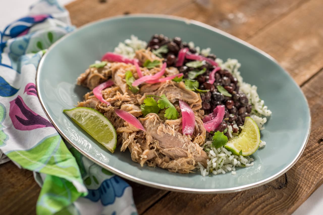 <b>Cerdo asado al mojo:</b>
<br>Para representar a las islas del caribe este plato con frijoles, arroz y un toque de cebolla morada.