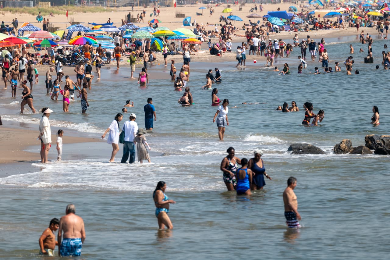 En medio del intenso calor, miles de personas fueron a la playa.