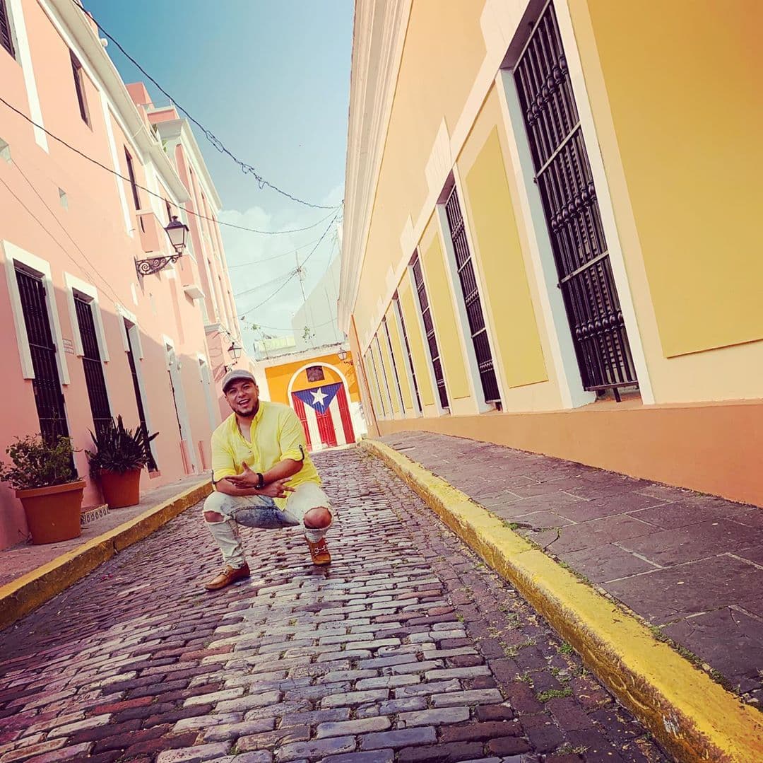 Lorenzo Méndez también se mostró contento y se tomó la foto en el Viejo San Juan, muy cerca de donde est´a la
<b>residencia oficial</b> de la ahora
<b><a href="https://www.univision.com/local/puerto-rico-wlii/reacciona-wanda-vazquez-dado-a-que-la-posicion-de-la-secretaria-de-estado-esta-vacante-asumire-la-posicion-de-la-gobernacion-de-puerto-rico">gobernadora de Puerto Rico</a></b>.
