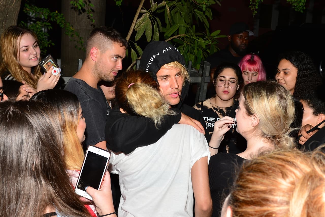 Bieber no dudó en regalar autógrafos y abrazos a sus seguidoras por un rato.
