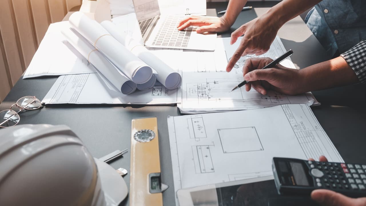 <h3 class="cms-H3-H3">¿Cúal es la empresa contratada? </h3>
<br>
<br>Acquisition Logistics es una empresa que históricamente ha ofrecido servicios al gobierno federal, pero 
<b>no tiene experiencia directa operando centros de detención.</b> Registros públicos evidencian que la mayoría de sus contratos pasados con el Departamento de Defensa 
<b>no superaban los $30 millones en total.</b> Sin embargo, fue seleccionada bajo 
<b>un programa especial para pequeñas empresas.</b> La construcción y operación del campamento será, en parte, subcontratada a otras compañías, como Amentum y Disaster Management Group, que han participado en instalaciones similares y en respuestas a emergencias.