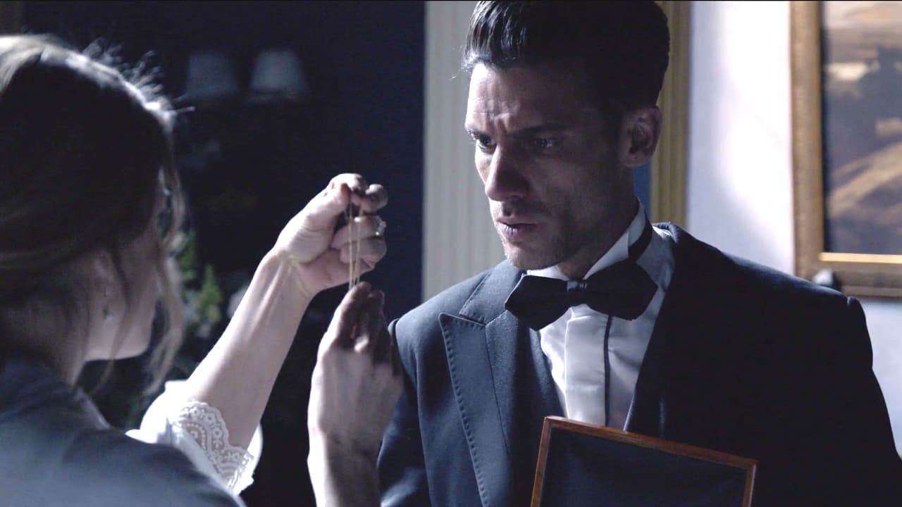 Isabel acaba de encontrar el collar que tiene tu nombre.