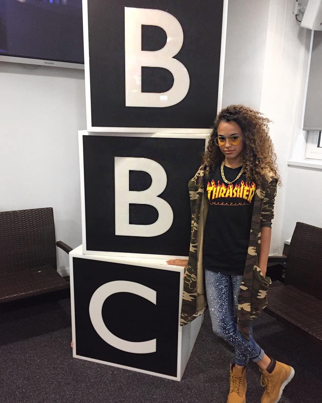 Mya-Lecia Naylor, quien interpretó a Fran en la serie infantil de CBBC ‘Millie inbetween’, debutó en la televisión en ‘Absolutely fabulous’ como Jane, la hija de Saffy.