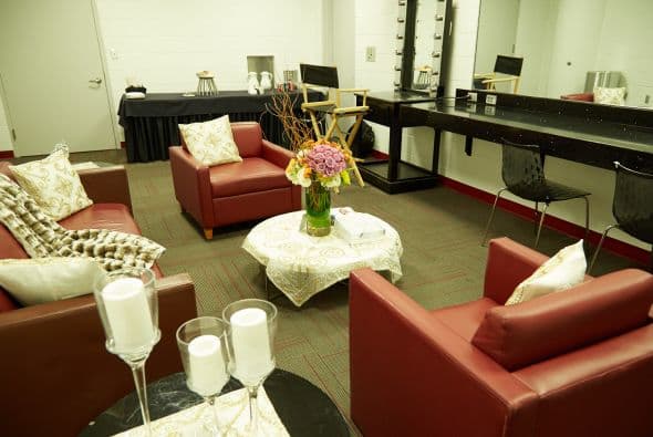 Unas velas le sirven para ponerse en ambiente antes del gran momento.