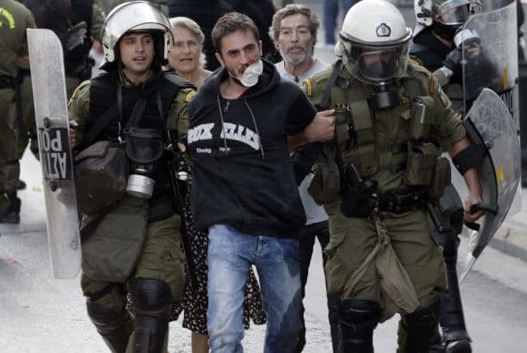La segunda huelga general que paraliza en tres semanas Grecia, sumida en una profunda crisis y al borde de la bancarrota, se vio ensombrecida por los enfrentamientos entre un grupo de manifestantes y la policía, que culminaron con 110 detenidos y nueve heridos.