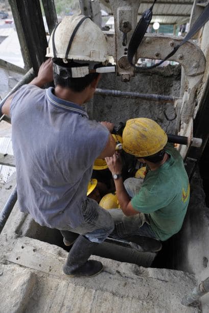 El yacimiento pertenece a la empresa Minesadco, con unos 50 empleados y que explota oro y plata. El área donde están los mineros tiene una extensión de 60 metros de largo, dos metros de alto y 2.50 metros de ancho, y habría quedado taponada por toneladas de rocas, según reportes de prensa desde Portovelo.