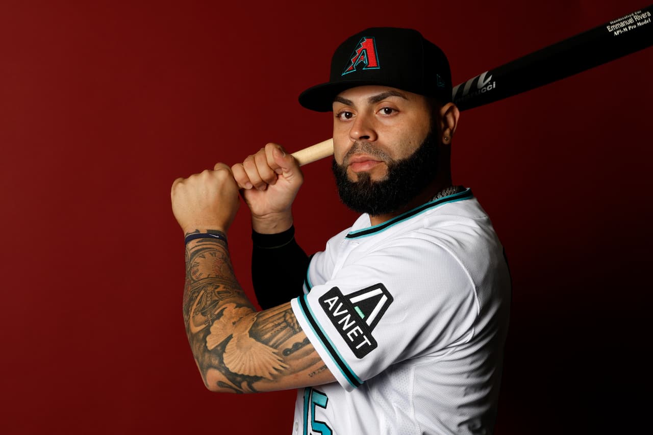 <b>Emmanuel Rivera (15)</b>
<br>Tercera base
<br>27 años
<br>Originario de Mayaguez, Puerto Rico
<br>Llegó a los Diamondbacks tras un intercambio con los Kansas City Royals en agosto de 2022. Fue activado en el roster principal en septiembre de 2023.