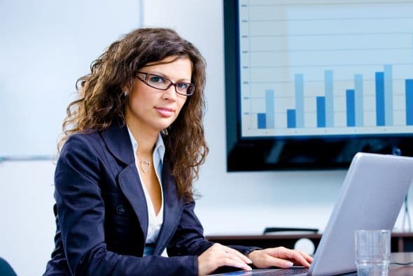 Recuerda que los 40’s no son los mismos que los 30’s cuando se trata de lo que ingerimos, por lo que te recomendamos cuidar tu alimentación para que no solo te veas más joven por fuera, sino también por dentro. 
<br>