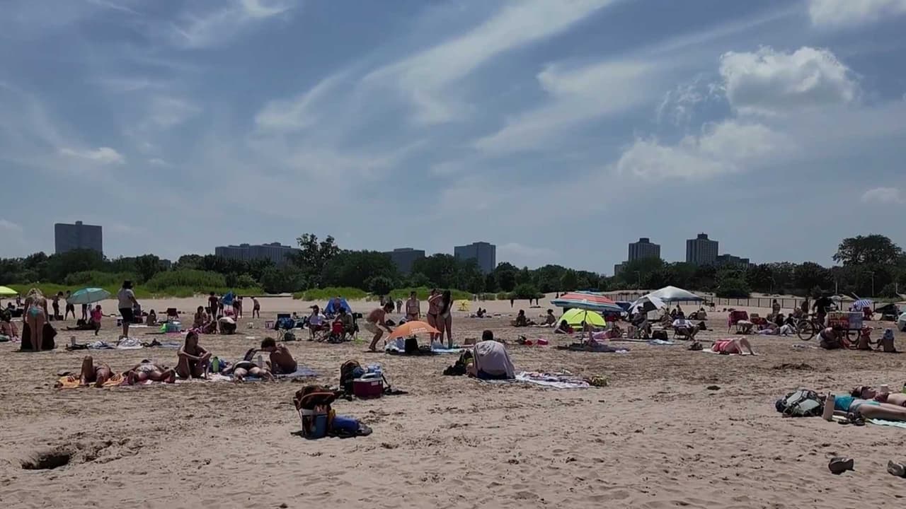 Calor extremo obliga a familias a refugiarse en playas de Montrose, Illinois