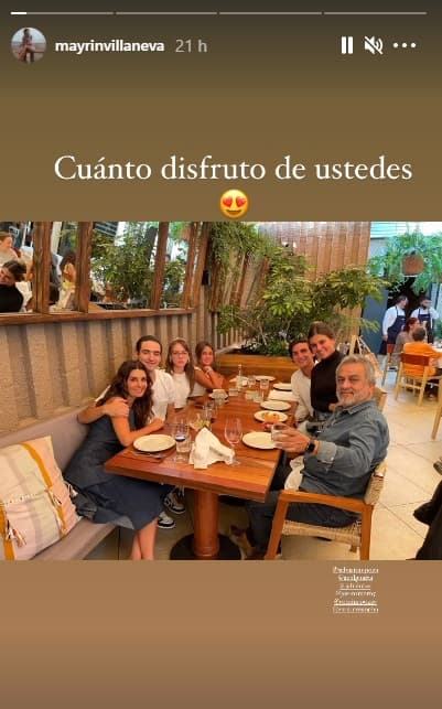 El joven actor estuvo muy 
<b>consentido por su madre y sus hermanas Romina Poza y Julia Santamarina</b> en una comida fuera de casa. Al festejo también acudió su novia Azul Guaita y su cuñado Joss Romero.