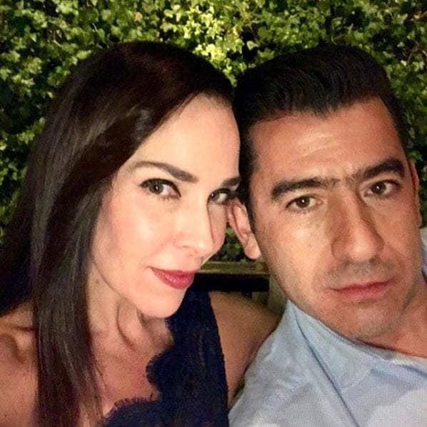 De acuerdo con imágenes difundidas por medios locales,
<a href="https://www.univision.com/entretenimiento/matan-de-cinco-balazos-a-la-pareja-de-la-actriz-sharis-cid" target="_blank">Sharis Cid</a> estaba en el lugar cuando ocurrieron los hechos, incluso,
<a href="https://www.univision.com/entretenimiento/una-ambulancia-por-favor-el-dramatico-video-de-sharis-cid-pidiendo-ayuda-para-salvar-a-su-pareja-baleada-video"><b>en un video se aprecia cómo pide ayuda para tratar de salvar al empresario</b></a> al que cariñosamente llamaba 'Prisco'.