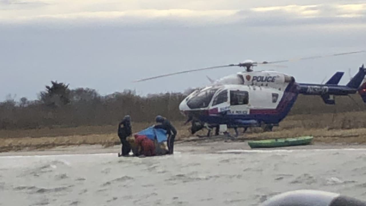 Rescatan a cazador que se le volcó su kayak en playa del condado de Suffolk