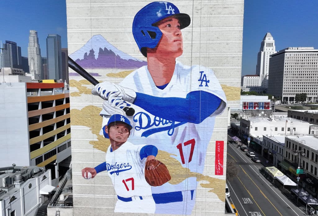 Este jueves, 28 de marzo,
<b><a href="https://www.univision.com/local/los-angeles-kmex/dodgers-de-los-angeles-reciben-en-casa-a-los-cardenales-de-san-luis-fan-desea-jonron-de-ohtani-video" target="_blank">Shohei Ohtani</a></b>
<a href="https://www.univision.com/local/los-angeles-kmex/dodgers-de-los-angeles-reciben-en-casa-a-los-cardenales-de-san-luis-fan-desea-jonron-de-ohtani-video" target="_blank">, <b>el número 17 de los Dodgers</b></a>
<b> </b> de Los Ángeles, jugó por primera vez en casa. Horas antes, en Little Tokio, quedó expuesto este mural que destaca sus fortalezas.