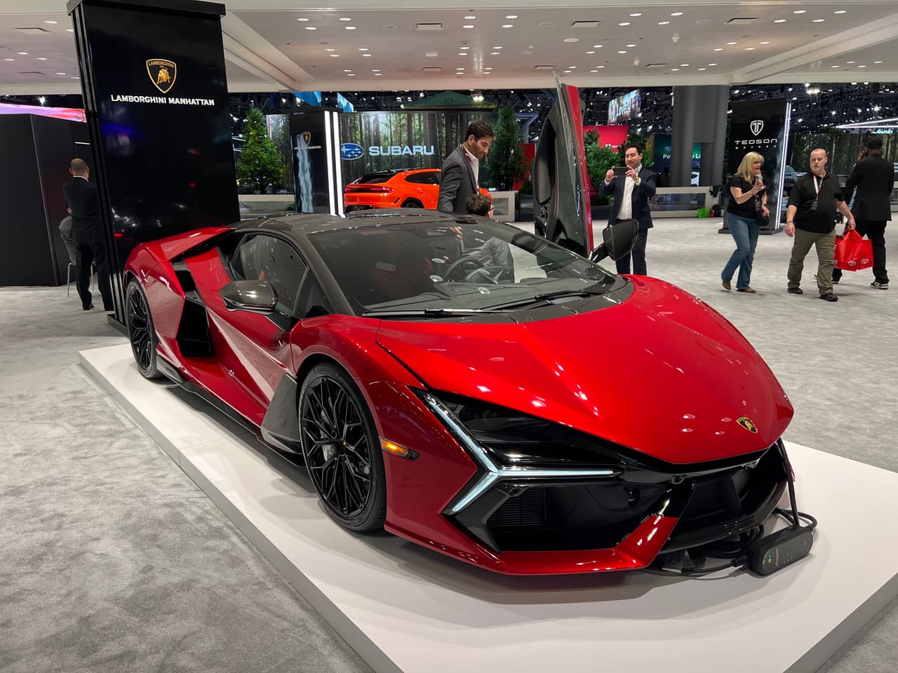 Cuando se celebró el primer auto show de Nueva York se calcula que había 10,000 vehículos en todo Estados Unidos. Hoy, en exhibición en el centro de convenciones Jacob Javits en Manhattan hay más de 1,000 autos. Uno de ellos, este Lamborghini.