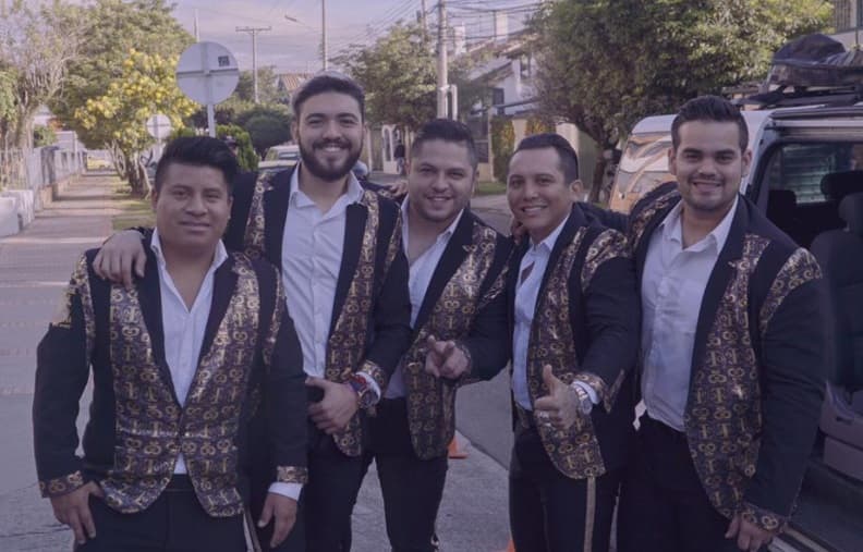 El pasado martes, la gira promocional de La Trakalosa continuó en tierras colombianas y aquí vemos a Edwin junto a sus compañeros a punto de entrar a una entrevista en Radio Caracol.