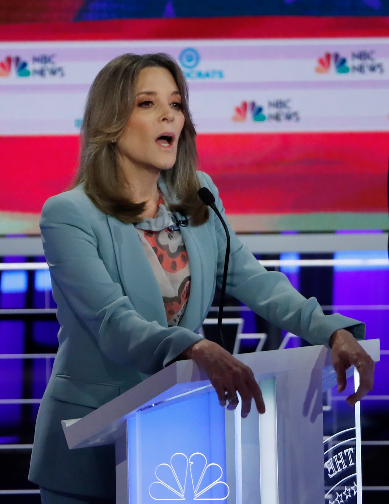 La candidata y escritora 
<a href="https://www.univision.com/temas/marianne-williamson">Marianne Williamson</a> centró una de sus participaciones en 
<b>el tema racial</b>, haciendo un llamado a que el Estado haga reparaciones por los años de esclavitud. "La causa subyacente tiene que ver con reinos profundos, profundos, profundos de injusticia racial, tanto en nuestro sistema de justicia penal como en nuestro sistema económico", dijo Williamson. "El Partido Demócrata debería estar del lado de las reparaciones por esclavitud por esta misma razón". Y luego añadió: "No creo que el estadounidense medio sea racista, pero está lamentablemente subeducado sobre la historia de la raza en Estados Unidos".