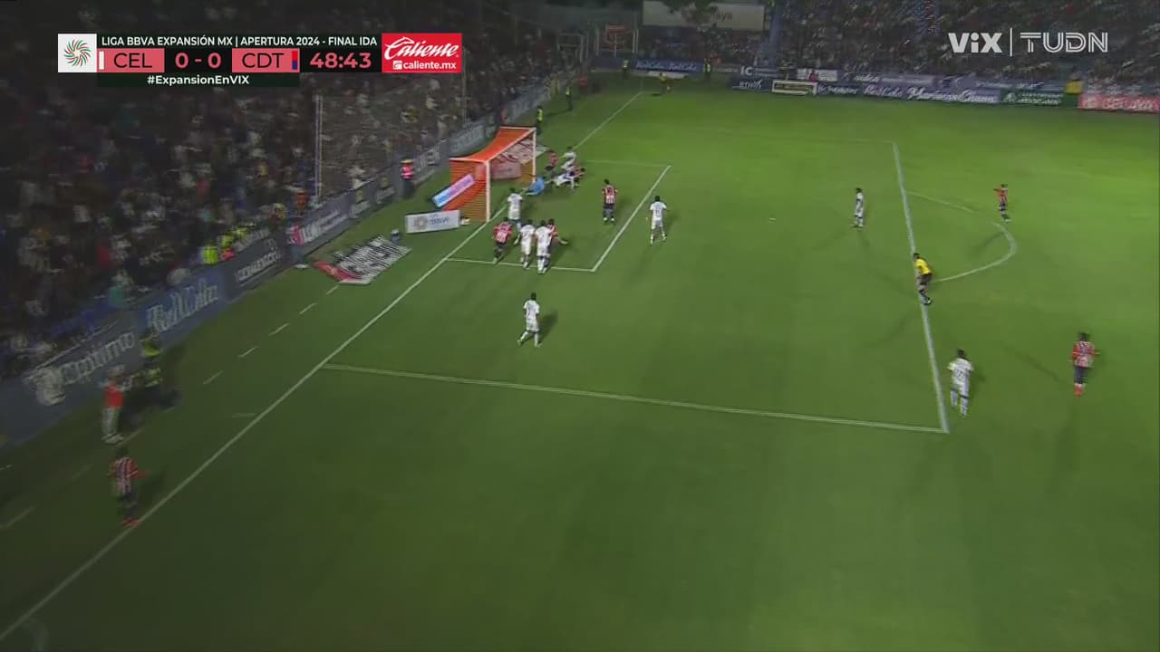 ¡Se salva el Celaya del primero! Defensa la saca de la línea