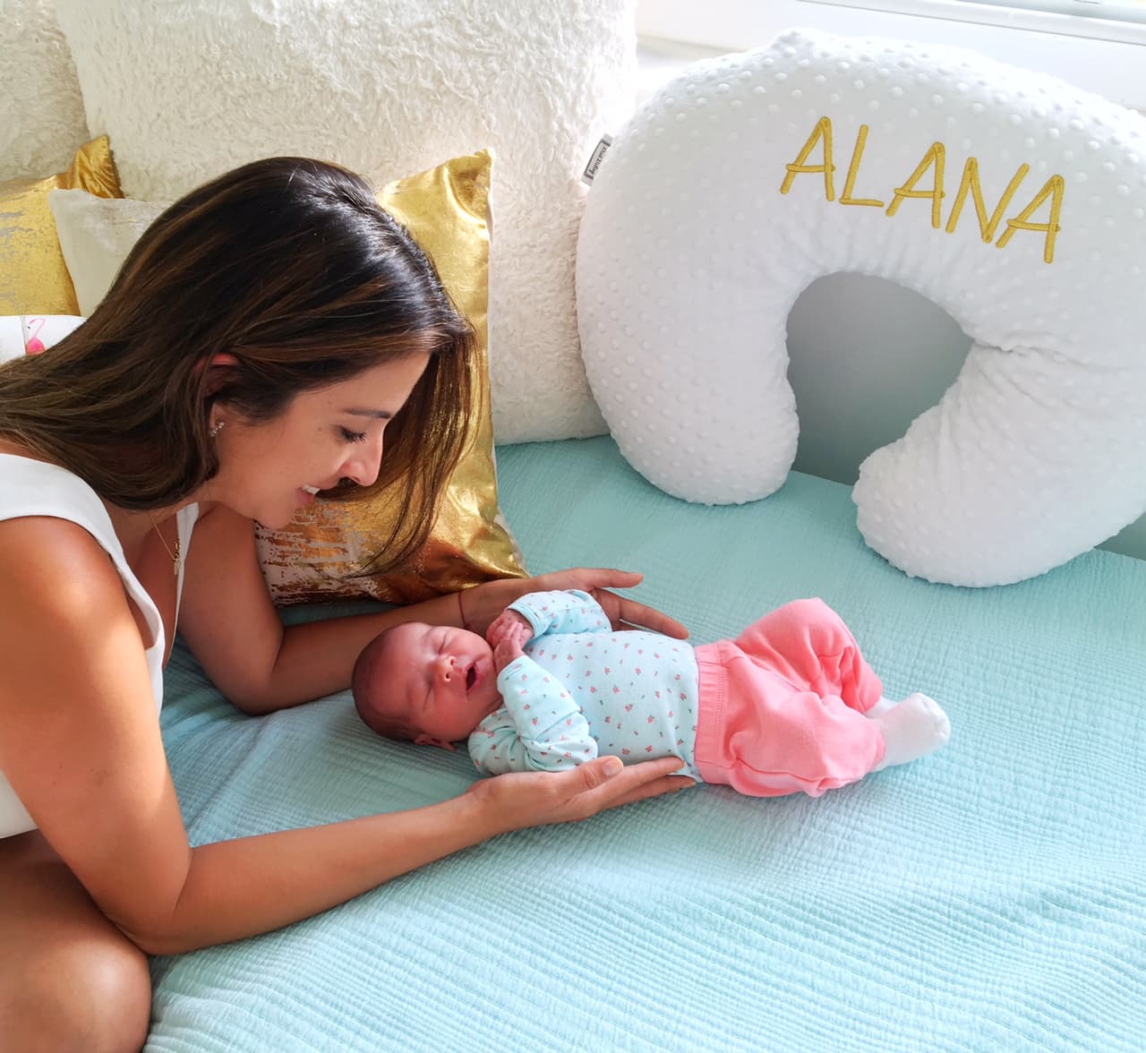 La tía Maity se derrite de amor al conocer a baby Alana.