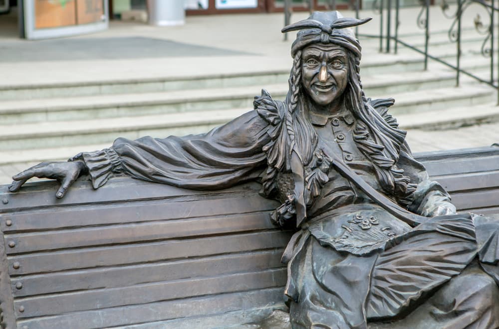 Inclusive, es tan popular como Santa Claus u otras figuras del folclor. Acá una estatua de hierro de la bruja en una ciudad de Rusia, para que tanto habitantes como turistas se saquen la foto del recuerdo a su lado.