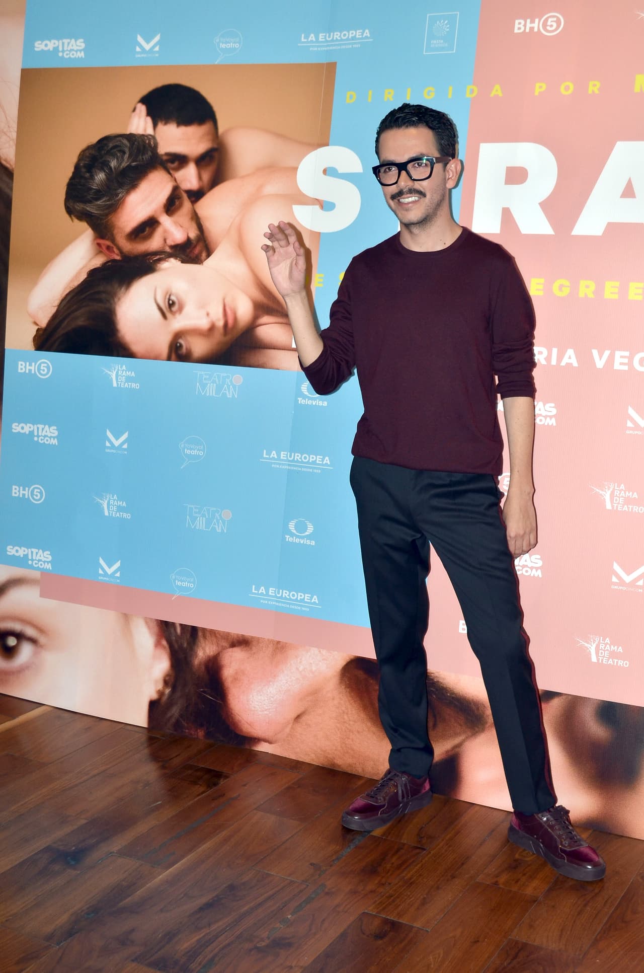 "El día de hoy, once de diciembre, leí en la revista PROCESO 2197 el artículo titulado "Adiós al glamour del poder" firmado por el señor Jenaro Villamil. En él menciona que yo, Manolo Caro, he sostenido conversaciones con la señora Angélica Rivera para llevar su biografía a una serie de televisión".
<br>