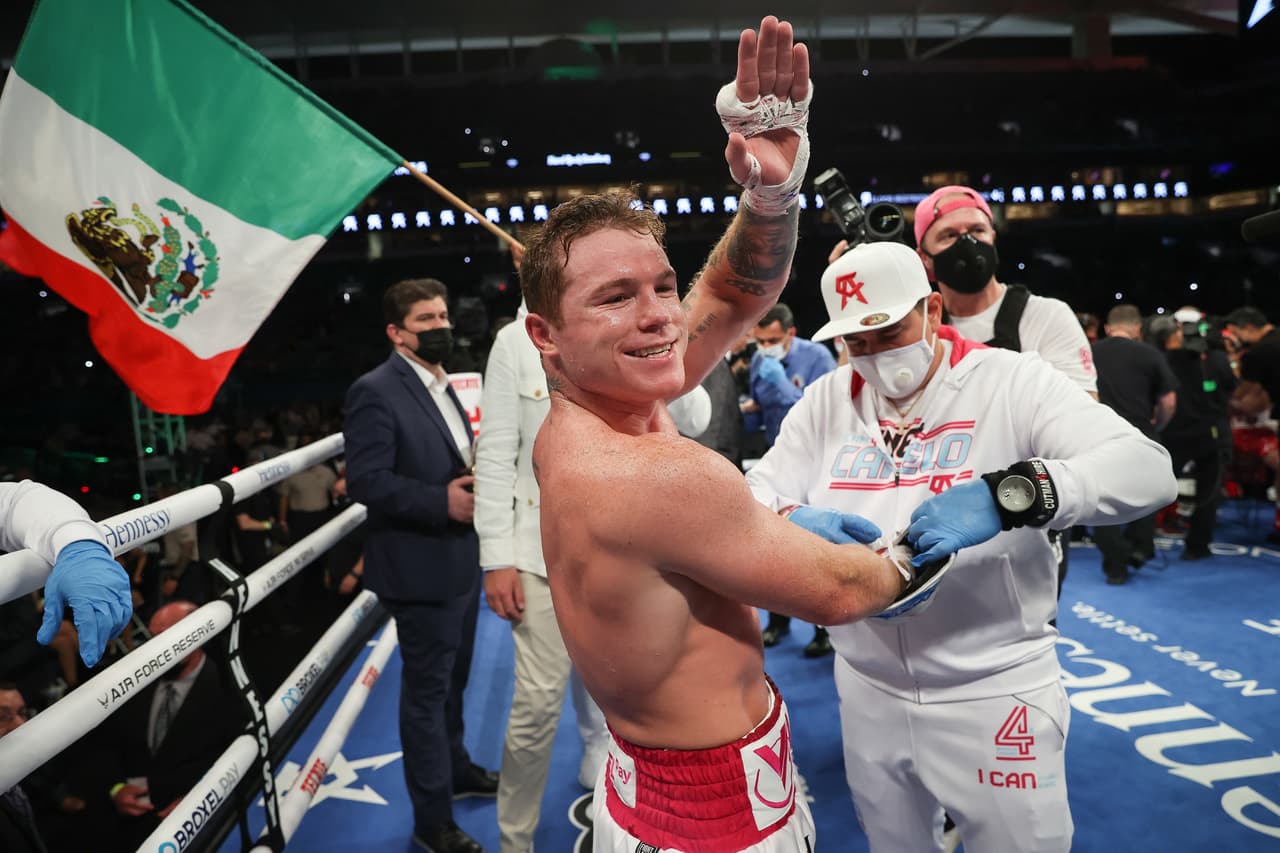 Los primeros episodios, el mexicano castigaba ligeramente a Yildirim. Canelo mandó a la lona al turco en el tercer asalto con un tremendo jab de derecha. Yildirim se levantó, pero ya no salió al cuarto asalto. Fue así como Canelo retuvo los cetros de peso supermediano del CMB y AMB.
