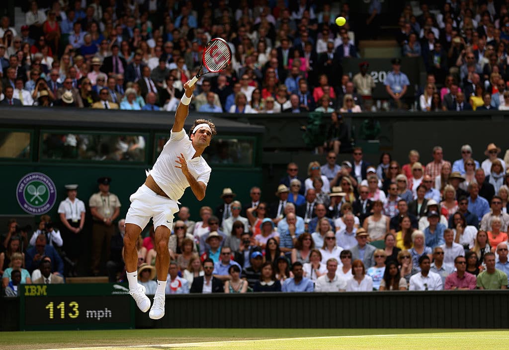 Roger Federer sirviendo en la final del 2015 ante Novak Djokovic.