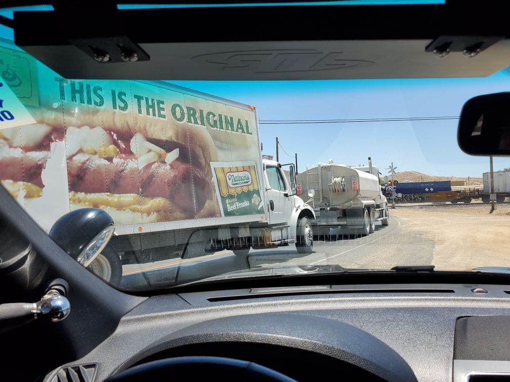 El ir y venir de vehículos era constante en las comunidades vigiladas por esta empresa. Se reabastecían en 30 minutos y volvían hora y media después, cuando ya habían dejado el líquido en pozos, contenedores y pipas dentro de los campamentos ilegales.