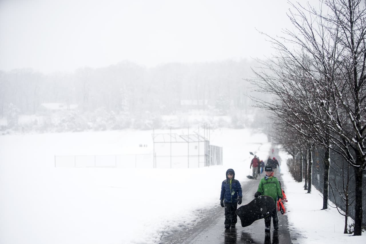 Residentes de Perkasie, Pennsylvania, caminan en medio de la tormenta invernal.