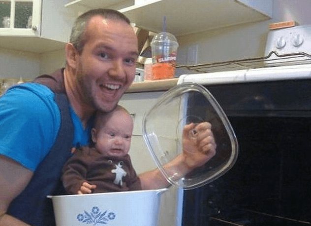 ¡Mira la cara de terror del bebé!