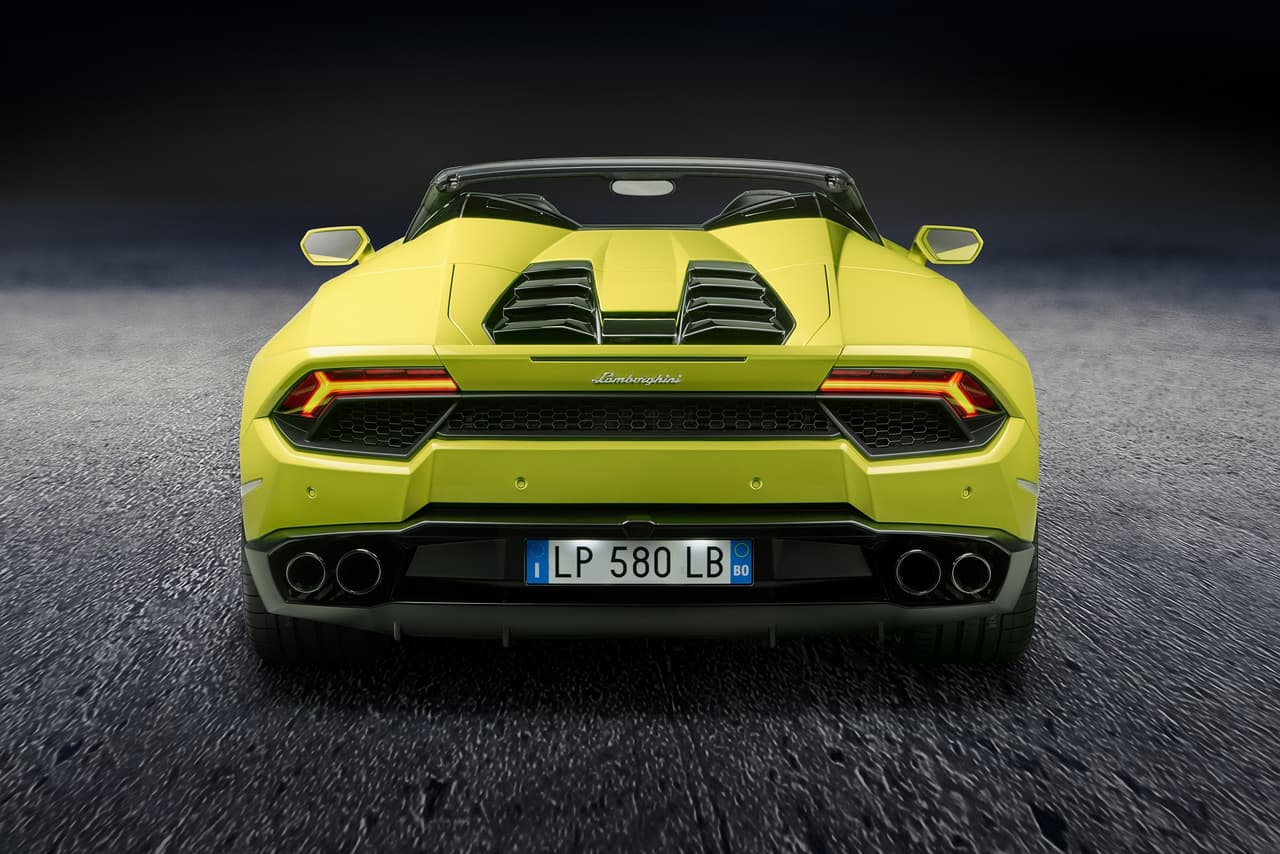 El
<b>Lamborghini Huracán RWD Spyder</b> trae detrás de las dos plazas un
<b>motor V10 de 5.2 litros, </b>que produce una potencia de
<b>580 caballos de fuerza</b>, para empujar sus 1.509 kilos.