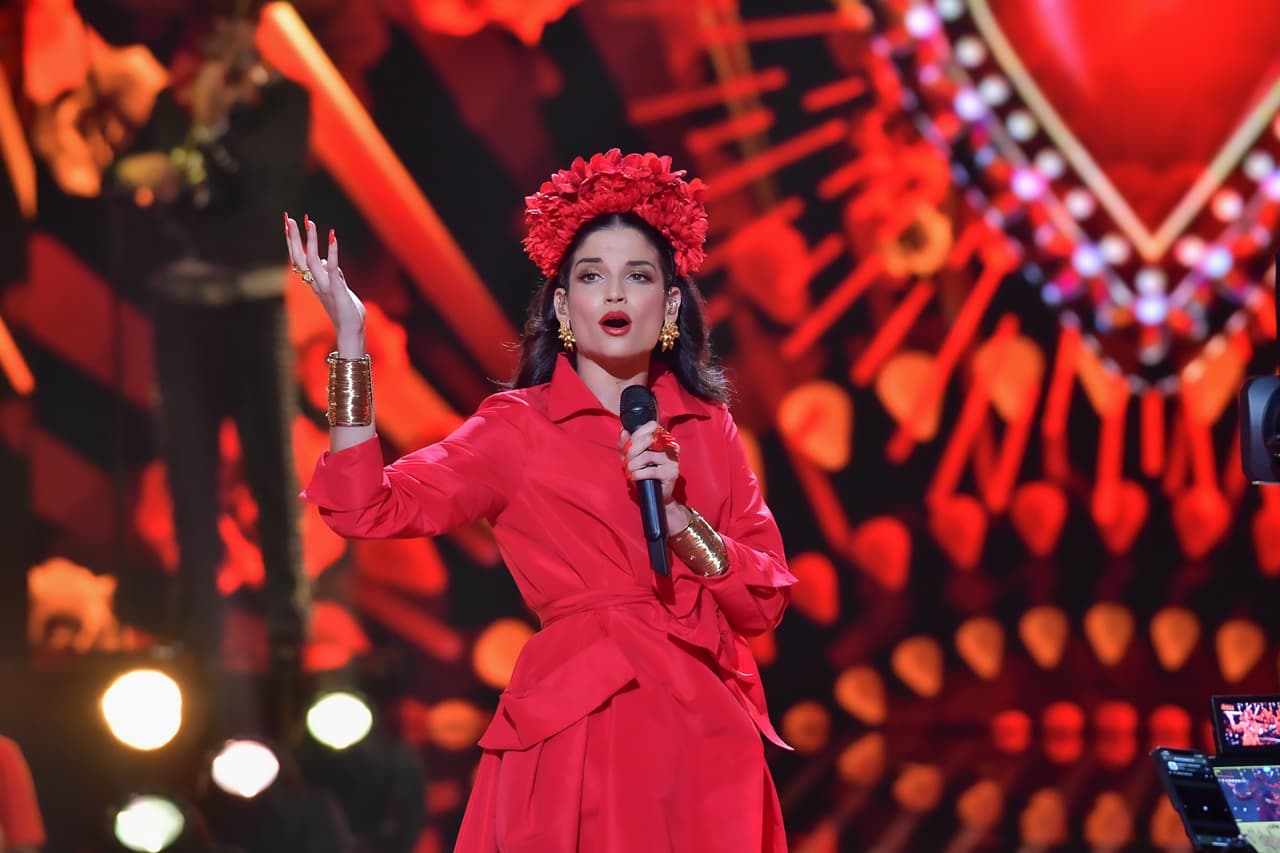 La intérprete de 'Quédate con ella' lució un vestido de tafeta rojo de Carolina Herrera para interpretar el tema ‘Costumbres’.