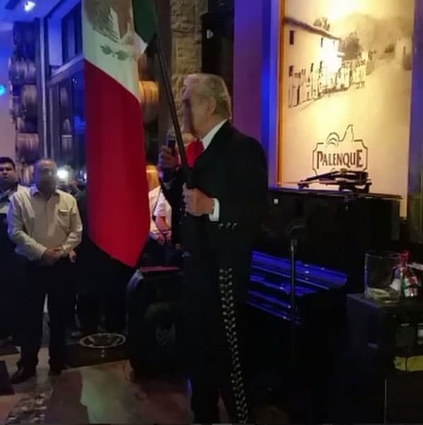 @katedelcastillo: "Sí, él es mi papá!! Viva México! Todos los mexicanos lloramos por nuestro maravilloso y doloroso y quebrado país. Gracias papito hermoso! #mexicocries #independenceday #diadelaindependencia 
<br>#vivamexico #mexicollora".