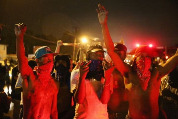 Las protestas por la muerte del joven afroamericano Michael Brown comenzaron el pasado domingo en Ferguson cuando se registraron saqueos, incendios y enfrentamientos con la Policía que se han venido repitiendo toda la semana.