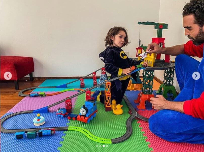 El protagonista de Si Nos Dejan dijo que no haría ese tipo de reproches a su hijo: "Jamás me molestaría de verlo poniendo la ropa de su mamá o el vestido, él está jugando. Y si yo llego y le digo 'Diego no hagas eso, porque eso es cosa de niñas', eso para mí es un absurdo".
<br>