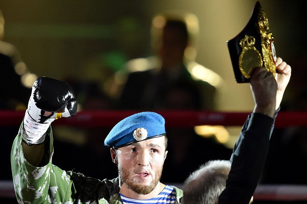 Denis Lebedev porta ahora los tùtulo crucero AMB y FIB.